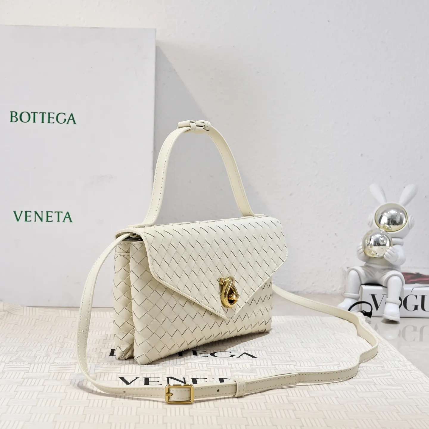 Batch 1660 #Bv new Knot Lock crossbody bag 🎈2025 early spring kont lock new series is hot on the market 🔥The brand's classic weaving process, with kont's metal rotating buttons, are exquisite and eye-catching, which is a luxurious embellishment of details. The upper body is elegant and elegant, with internal double compartments + card slots + back compartment. Super versatile, multiple carrying methods, detachable shoulder strap, portable/shoulder/cross-body, retro and fashionable, easy to carry with exquisite old-line style🫴 Model: 7191 Size: 25x16x5.5